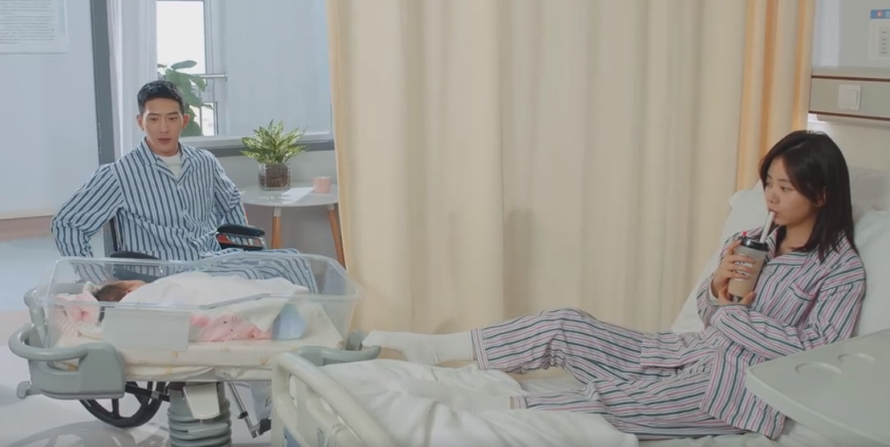 女主角用腳推嬰兒車