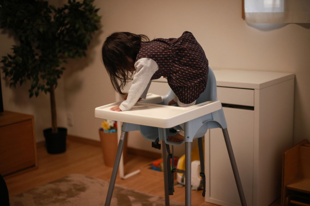 小孩好奇心愛爬高爬低，要小心安全！