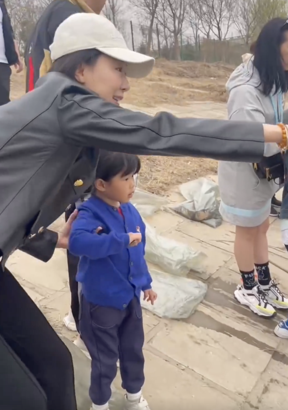 馬賽更指着已放生的動物，叫女兒一起說再見。