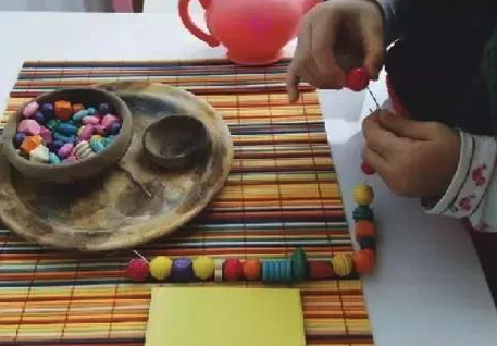 蒙特梭利教室里有很多穿孔的遊戲。