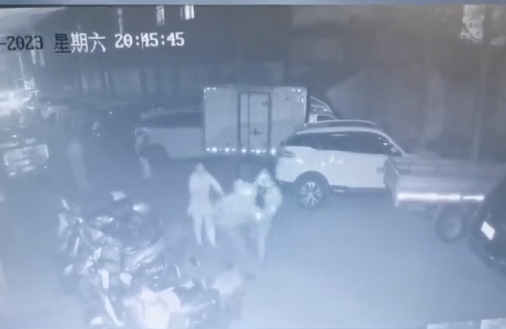 一群人糾纏過後,成功制服醉酒男。