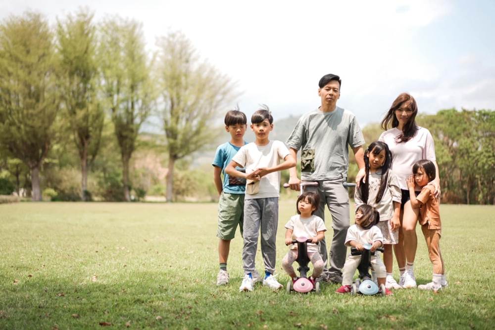 Sydney主張「婚後不避孕,有就生」,目前有二子四女,肚中還有七寶