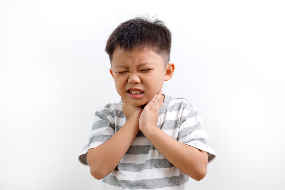 家長要教導小孩不可一邊玩耍，一邊咀嚼食物。