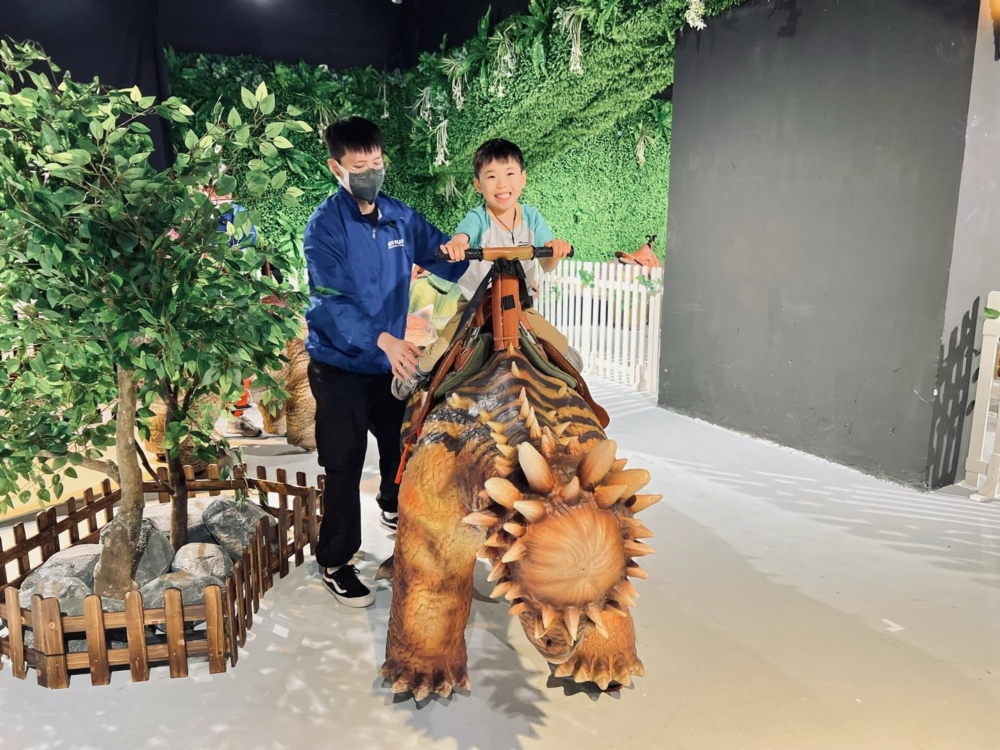 電動恐龍最受小朋友歡迎!