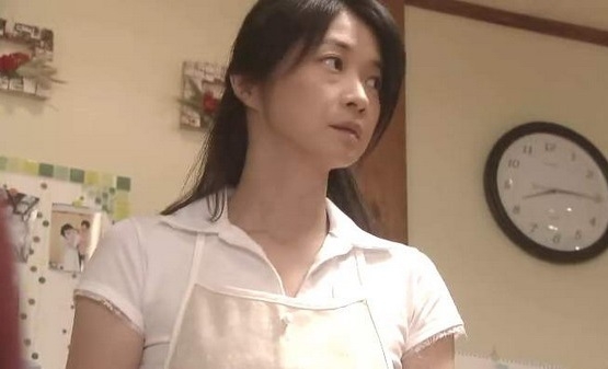 媽媽為了教導孩子，買了大量「箭嘴」貼紙，除了洗髮水還貼在其他用品上。