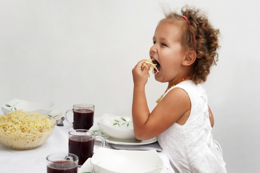 當兒子長到1歲時,開始會掟食物。