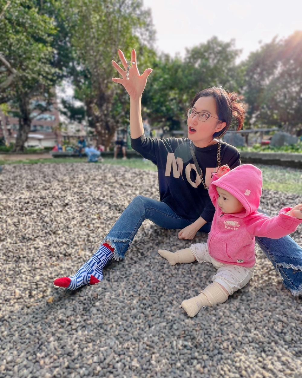 趙小僑發現女兒不知何時將石頭放進嘴裡咀嚼。