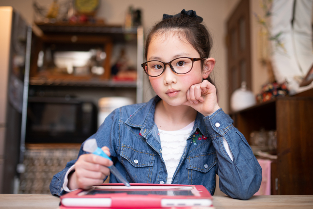 網民認為孩子面臨性早熟。