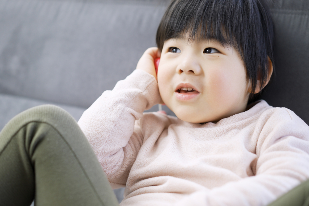 父母可以在日常相處時,用對話或遊戲引導孩子理解「你、我、他」的概念。