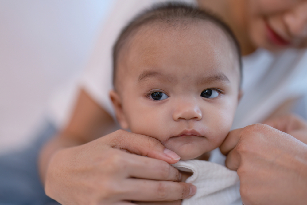 女侍應又摸又抱的行為，媽媽十分反感