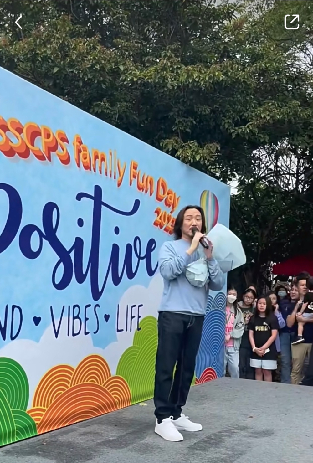 鄭中學在學校「Family Fun Day」獻唱，在場家長十分興奮。