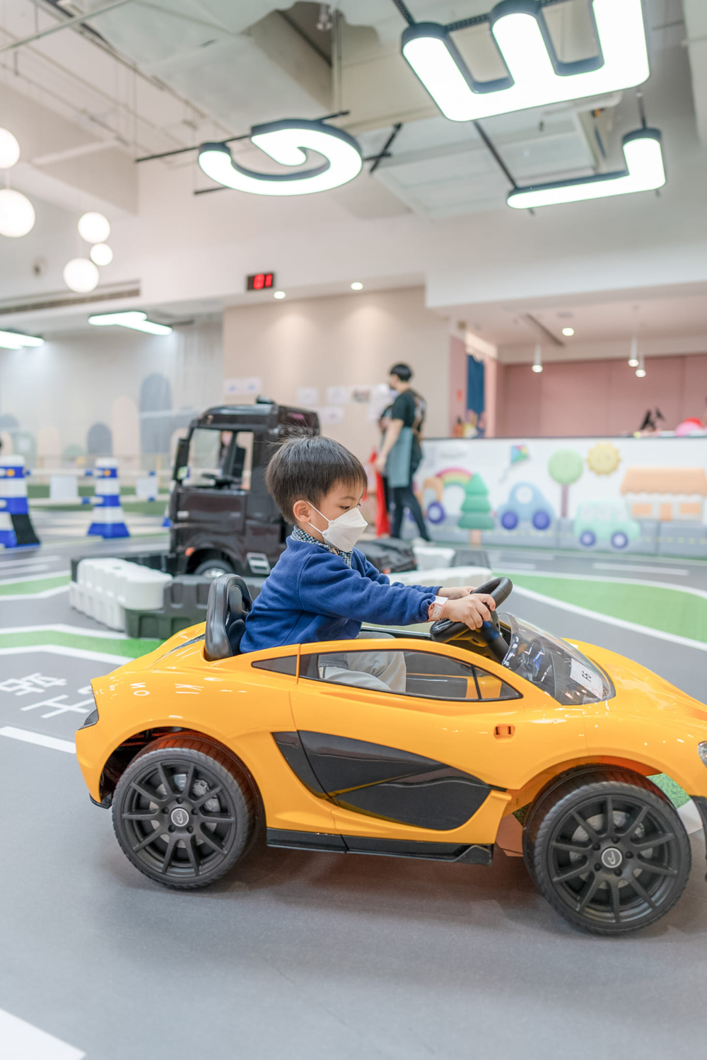 男孩子最愛的電動車遊戲區!