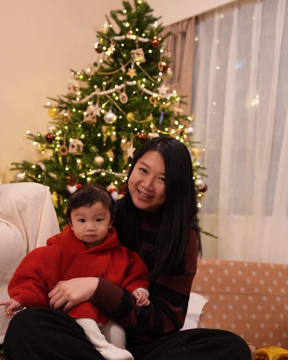 做了多年幼稚園老師的Chloe，為了陪着女兒成長，與老公商量後決定辭職湊女。