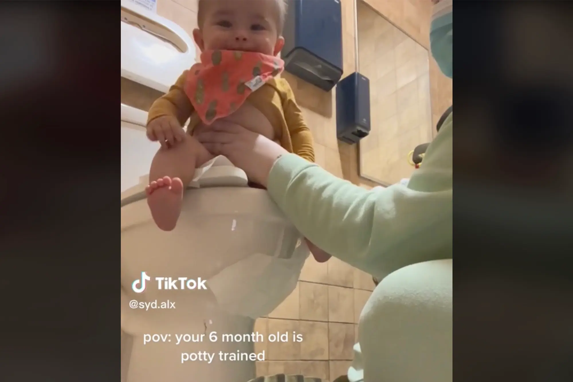 媽媽表示BB開始食加固食品時就開始如廁訓練。