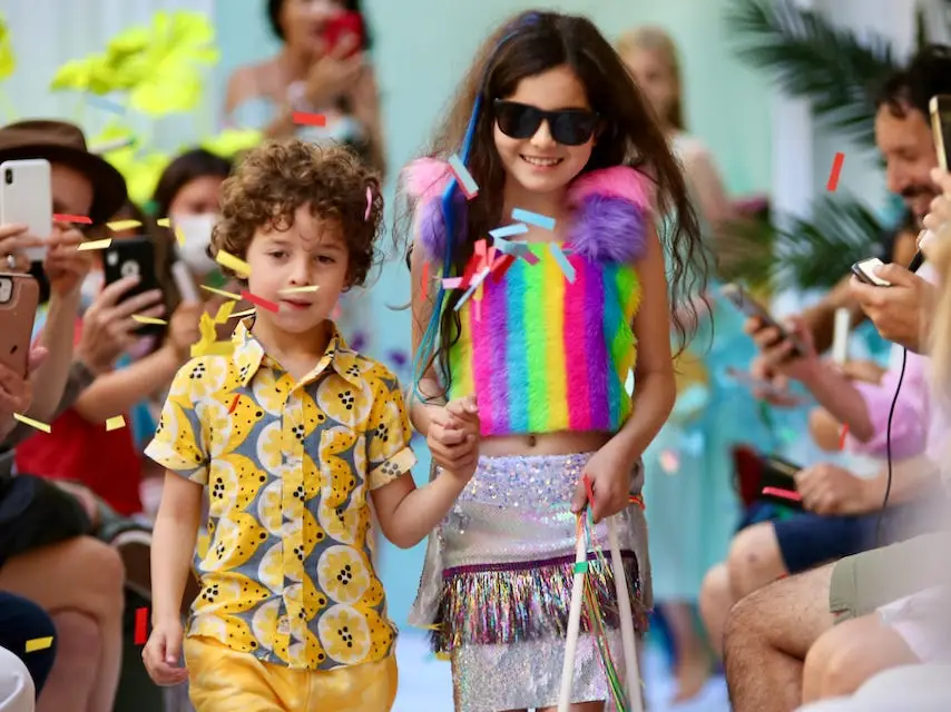 Max在五歲時舉辦了個人的走秀。