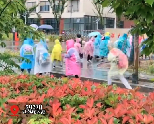 即使天氣傾盆大雨，學生還要照常上學