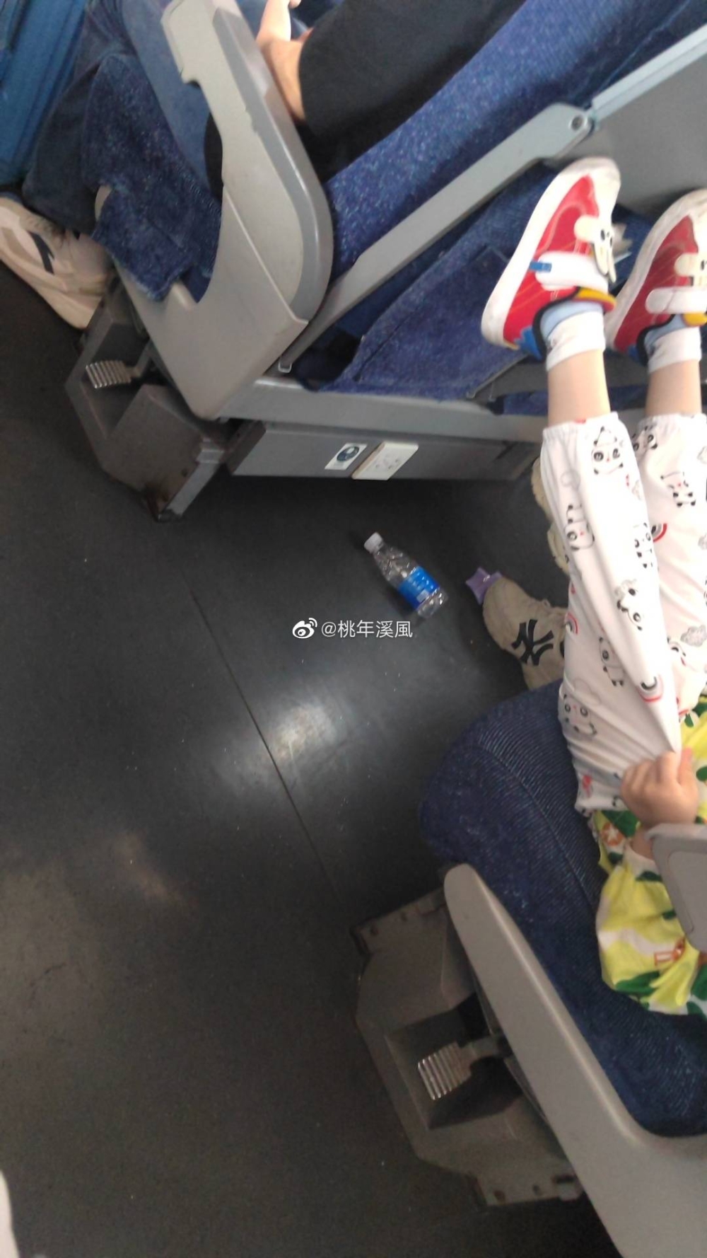 網民指責涉事媽媽自私、無做好家教