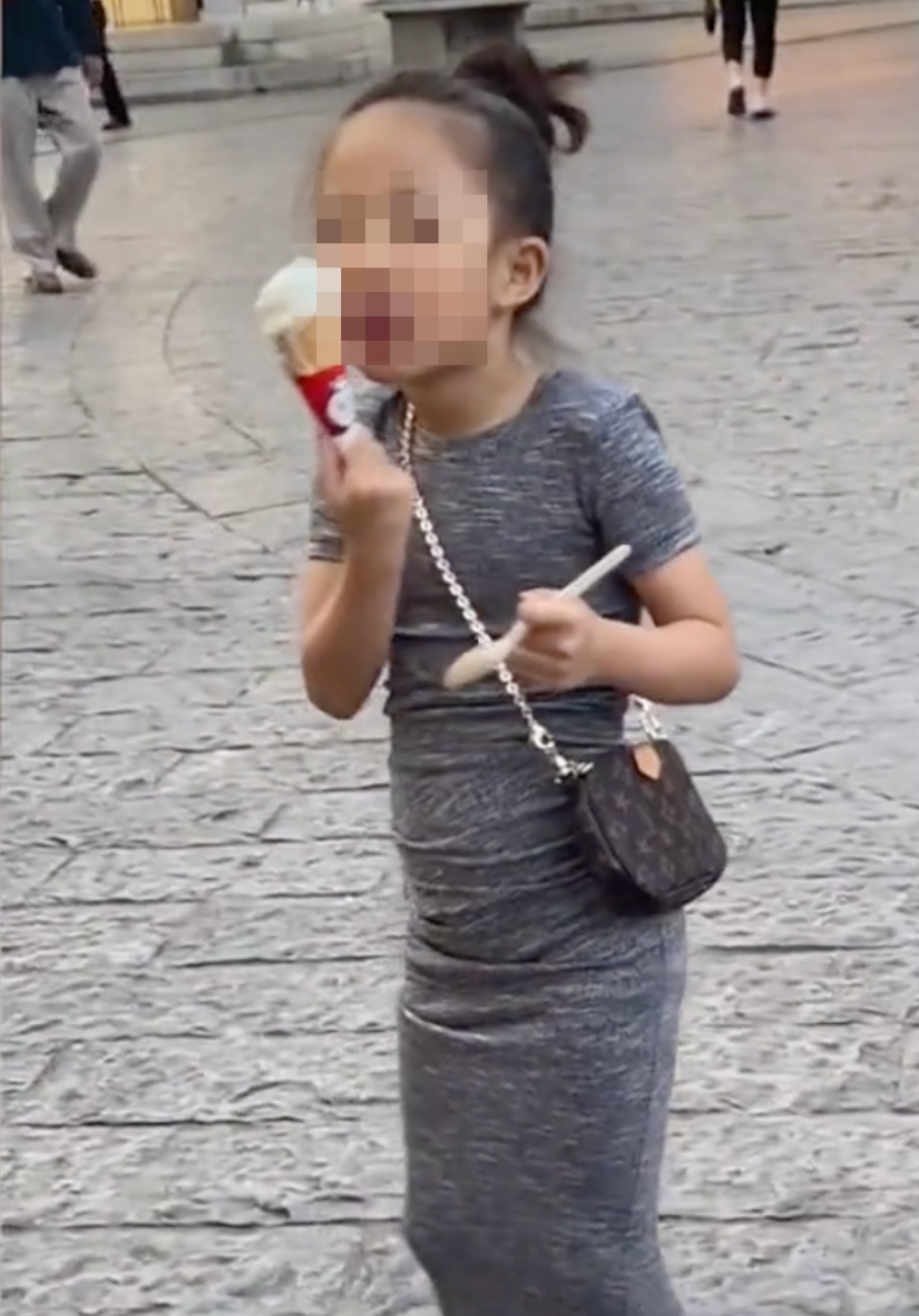 網民認為孩子就該有童真的樣子。