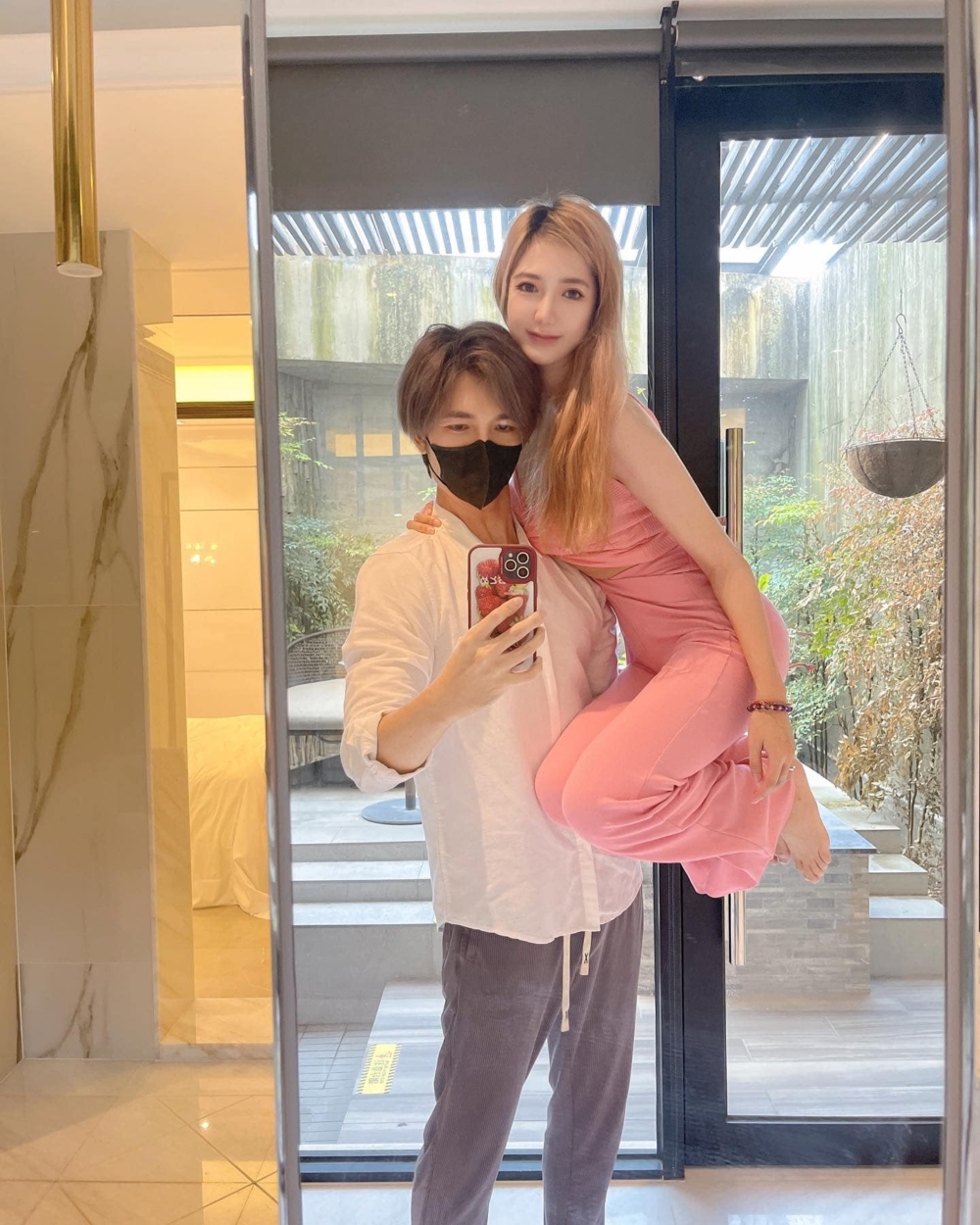 口罩男以撰寫兩性文章走紅,如今驚傳11年婚姻破局。
