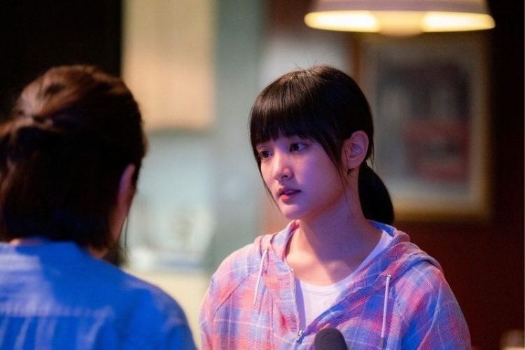 女兒不捨單親媽媽，猶豫是否該出國留學。