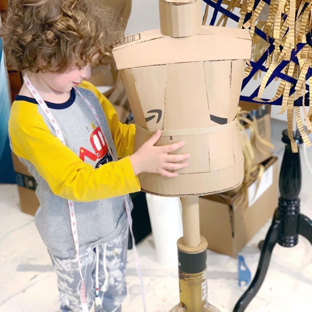 Max在四歲時要求媽媽製作一個紙箱人體模型。
