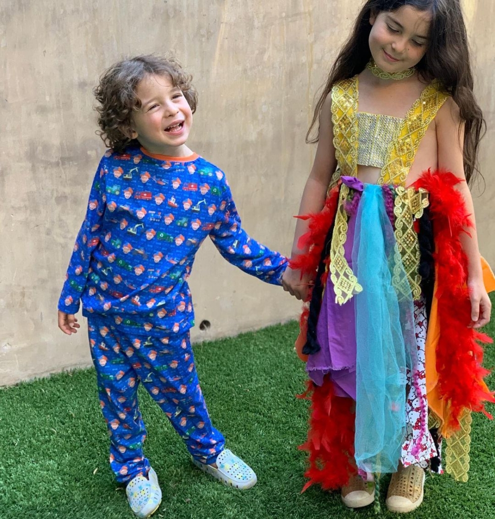 Max製作的第一件衣服,穿在姐姐身上非常合身。