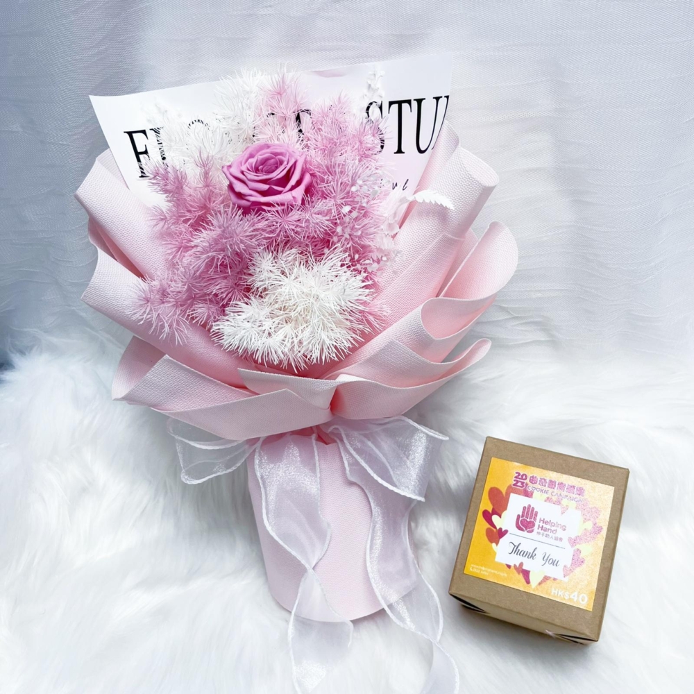 伸手助人協會推出的「保鮮花束曲奇義賣禮盒」有兩色保鮮花可選。