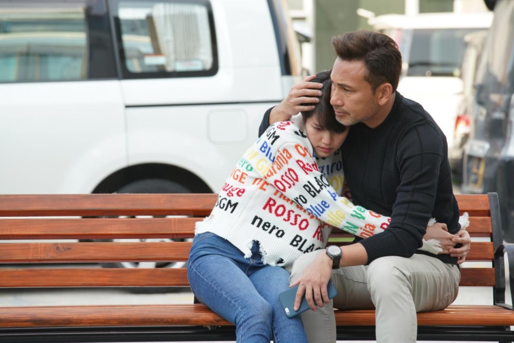 樓主和父親關係親密,拖手是家常便飯。