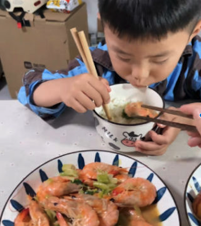 媽媽吃飯時狂夾餸比兒子