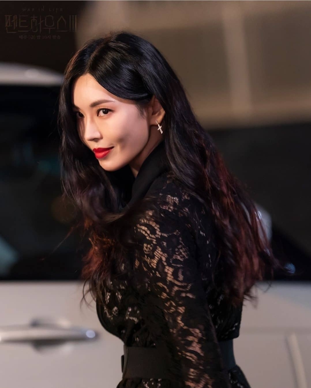 《頂樓》裡的惡女千瑞珍由金素妍飾演，私底下卻超溫柔！