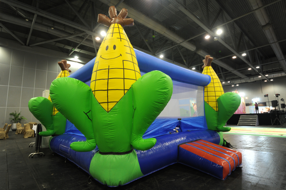 大B小B都能在充氣裝置裏盡情跑跳彈爬，絕對是家庭遊樂熱點！