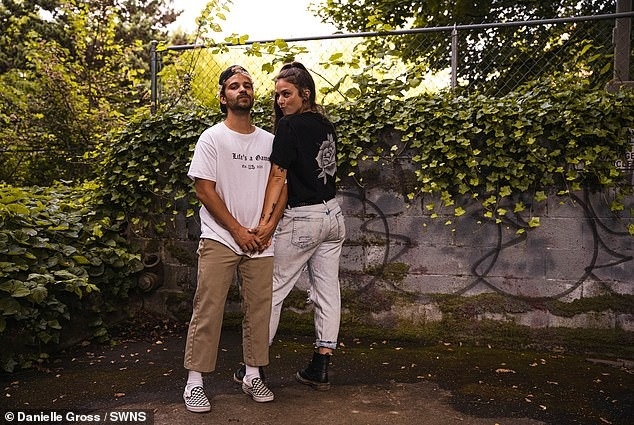 隨着了解加深,二人不願意分開