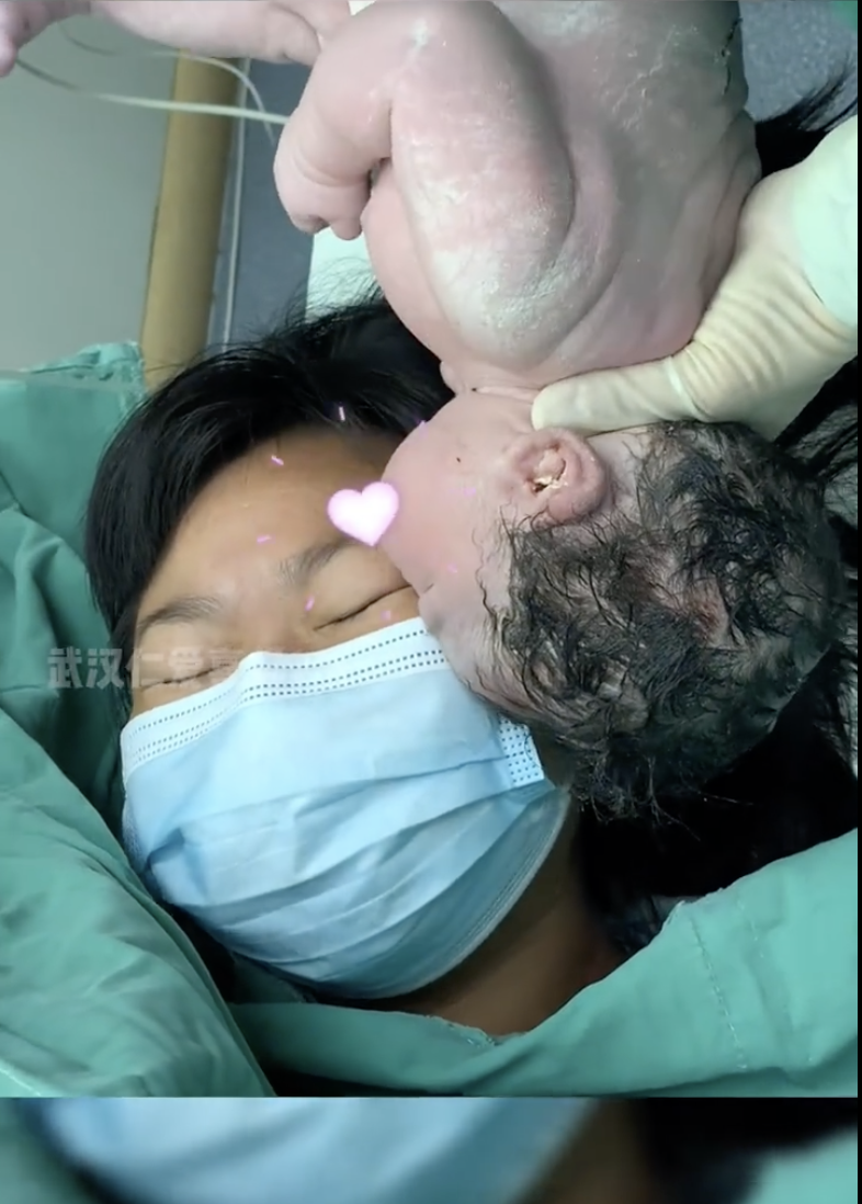 發現是女兒後,孕媽才綻放笑容。