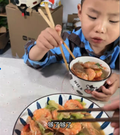 就連兒子都趕喊「夠了夠了」