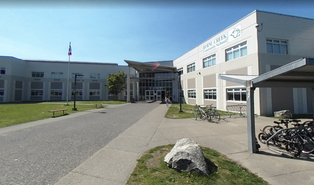 Byrne Creek Secondary School以視覺與表演藝術課程聞名。