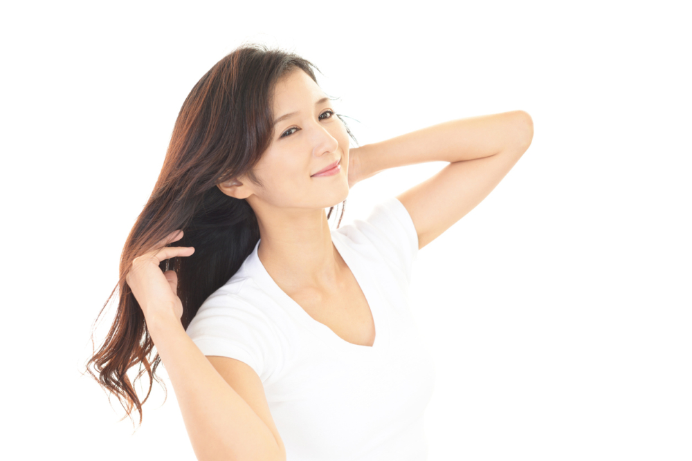 有女網友表示，自己有朋友即將結婚，要求她出席婚禮前剪去長髮。