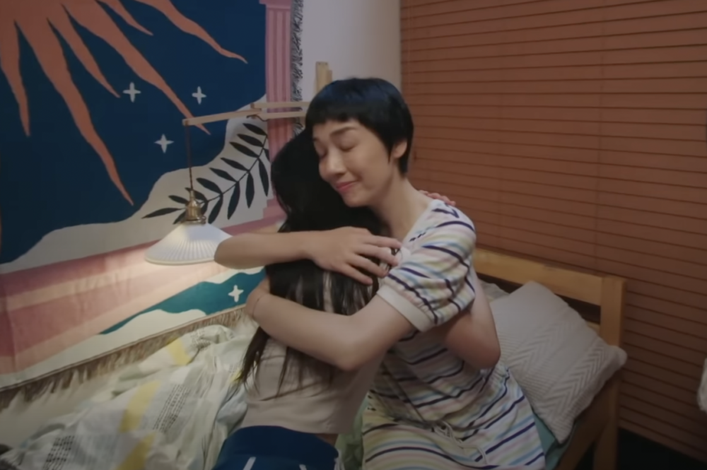 網民認為升學攸關未來，因此應該把握海外留學機會，媽媽也會更安心。