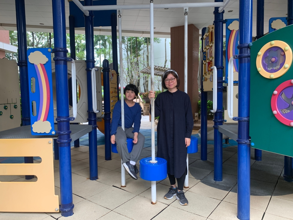 阿敏所住屋苑的遊樂場，便曾帶其中一名較年幼的小朋友來「放電」。