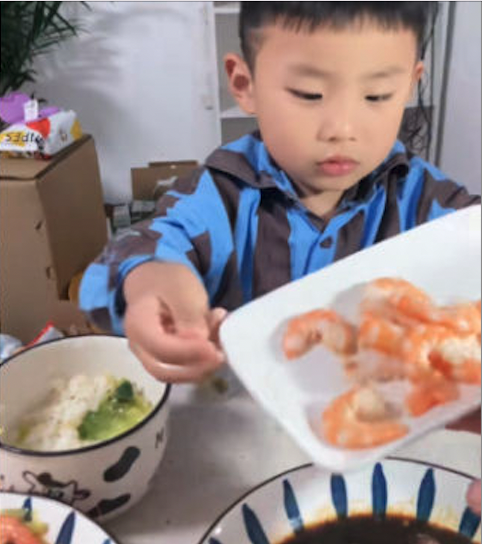 最後歸還了一整盤剝好的蝦給媽媽