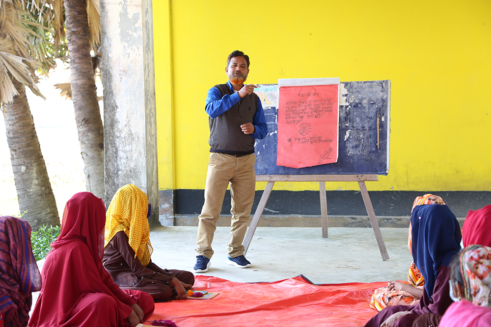 阿卜杜勒在孟加拉的巴爾古納擔任教師23年，透過培幼會的培訓，他現正為當地青少年及女孩提供生殖教育課，讓女孩能夠獲得月經衛生知識，保障她們的健康。