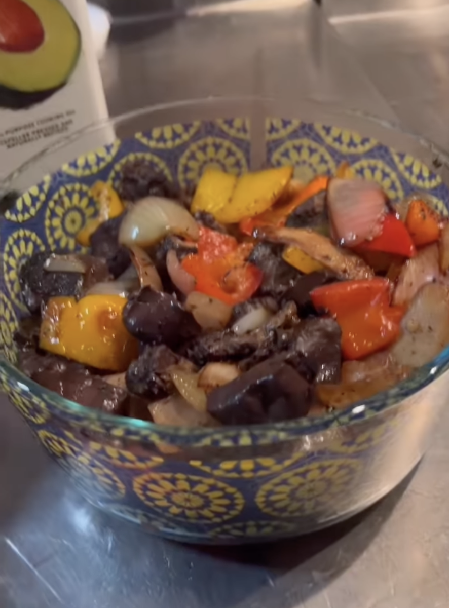 班傑將汆水後的胎盤和蔥、薑和三色椒一起翻炒。