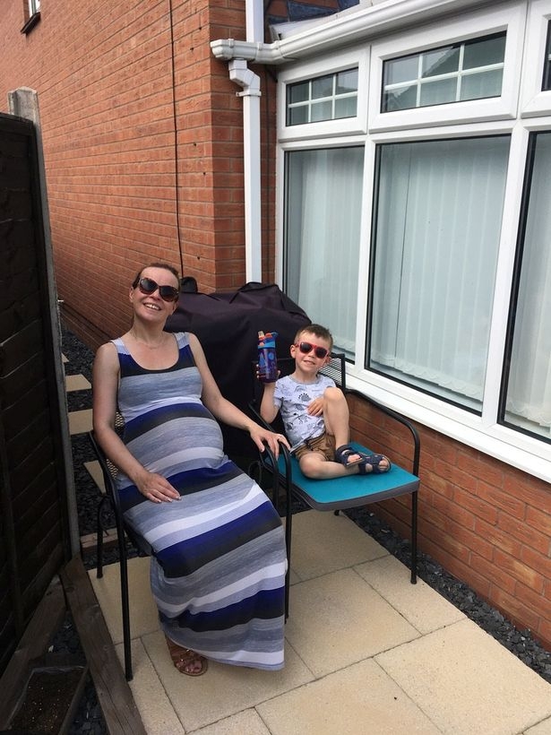 43歲的Samantha現在育有2子。