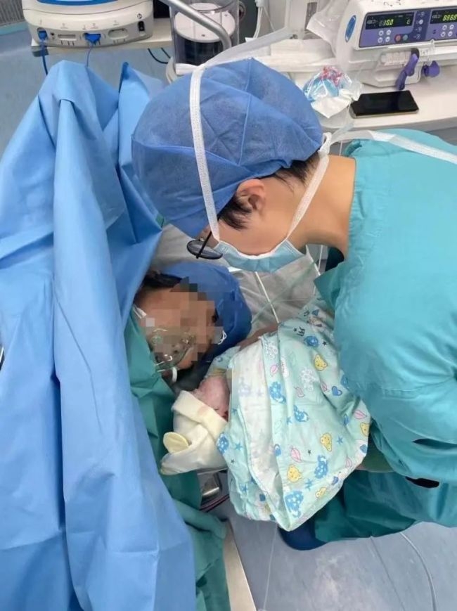 浙江寧波一名59歲的黃姓孕婦近日剖腹產下3005克的女嬰