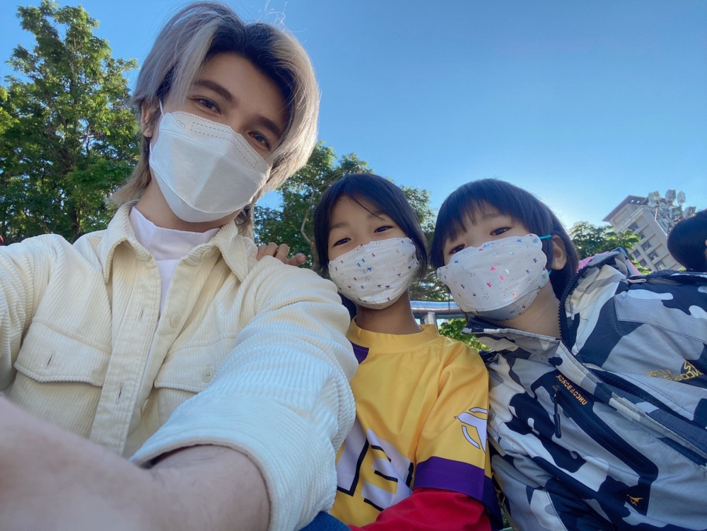 口罩男很感謝兩名貼心兒女的陪伴。