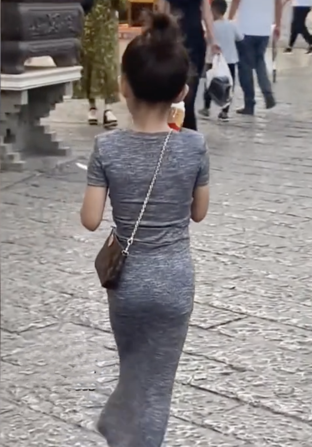 內地一名媽媽讓女兒穿緊身裙而引起爭議。