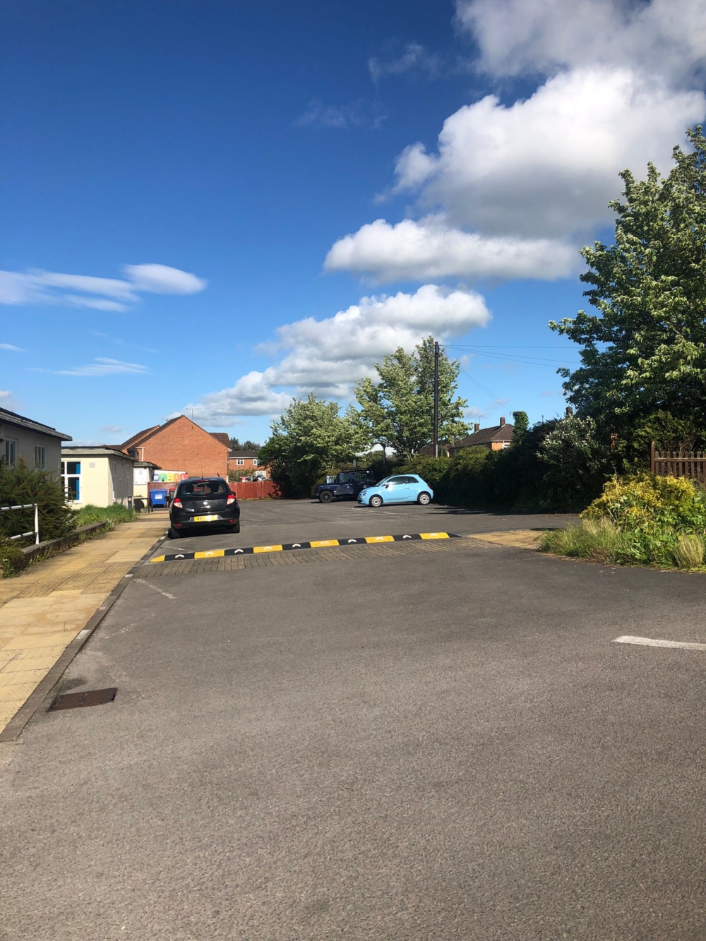 工作地點有不少慈善團體，大家都好準時5點左右就收工，停車場的車只剩下兩三架。