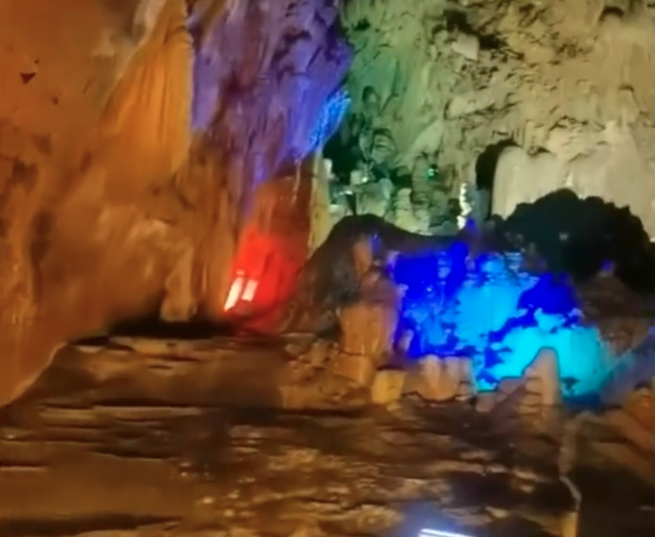 景點是典型的喀斯特地貌溶洞,鐘乳石雄偉壯觀