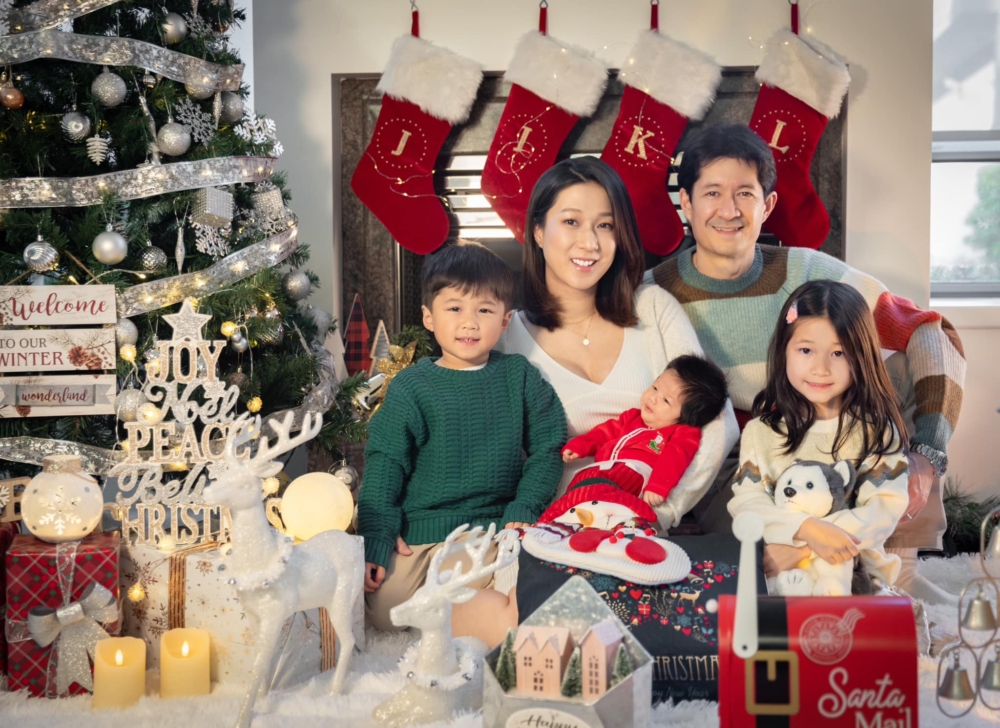 本地不少知名藝人都是加拿大籍或移居加拿大，像是鍾嘉欣。