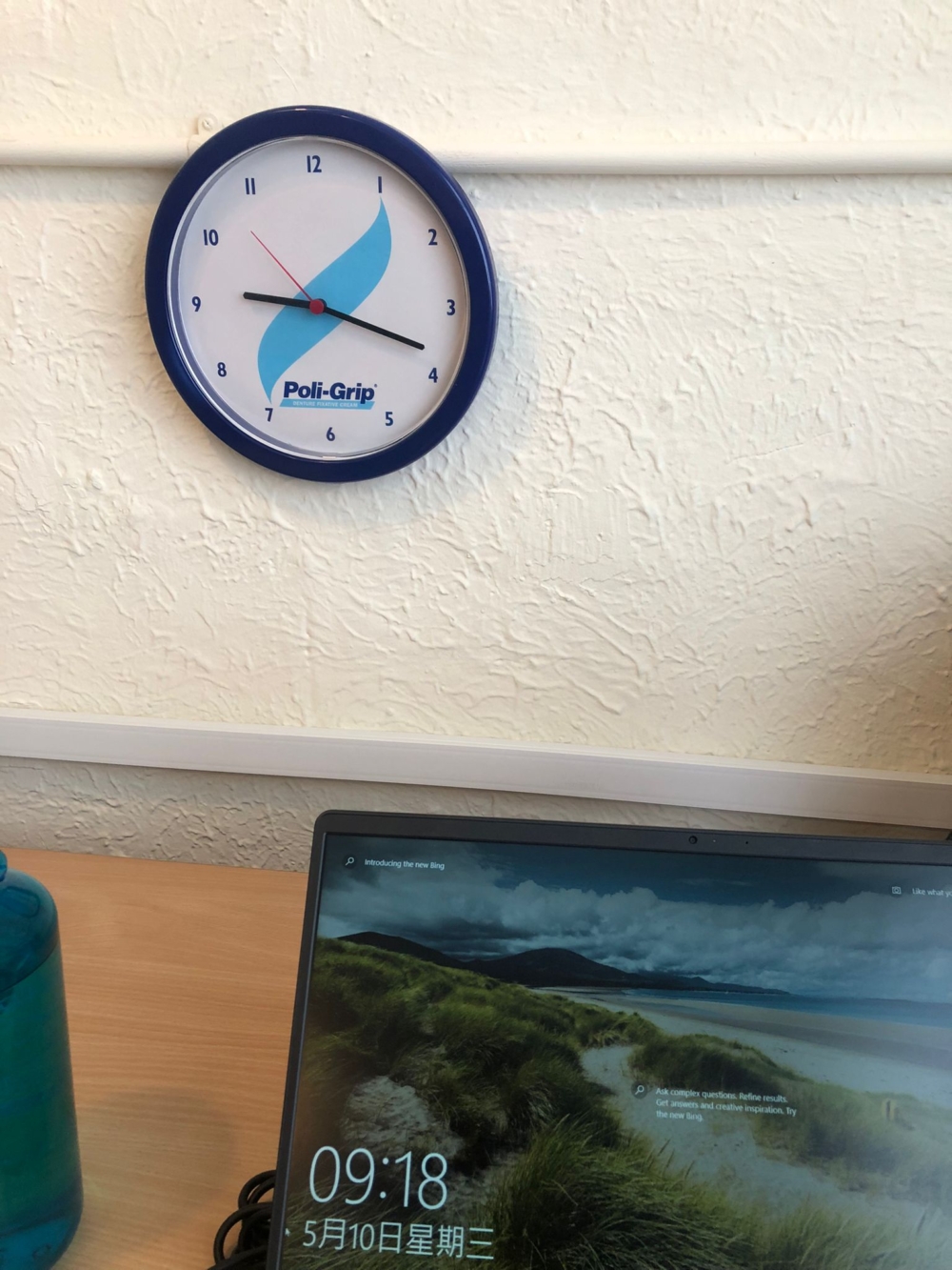 辦公室到處都有鐘，彷彿好像是要方便同事看着它準時放工一樣。