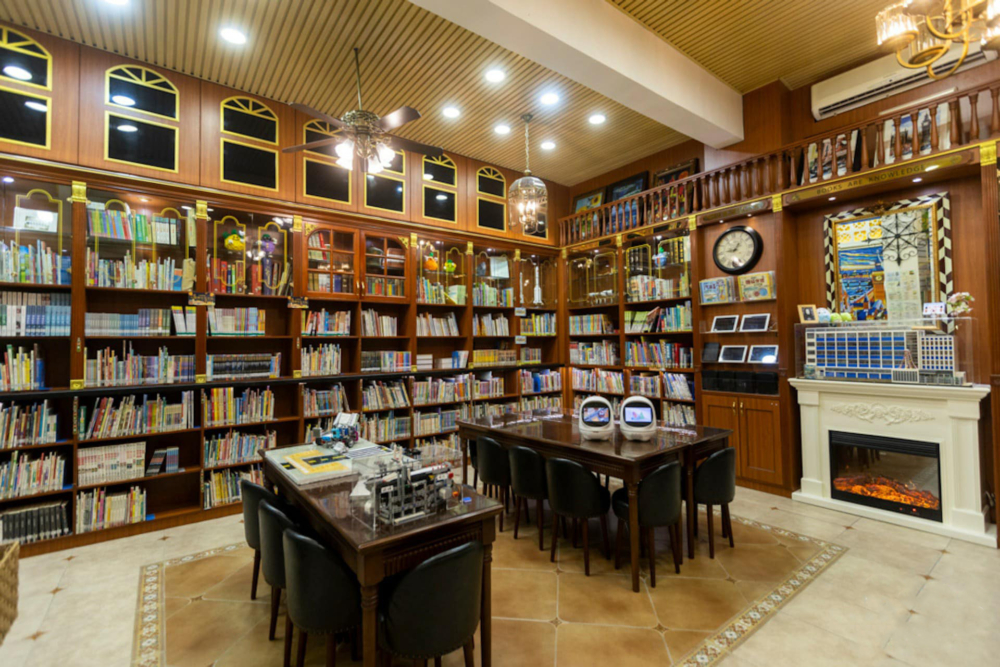 英皇書院同學會小學結合傳統與現代科技,學習環境佳。